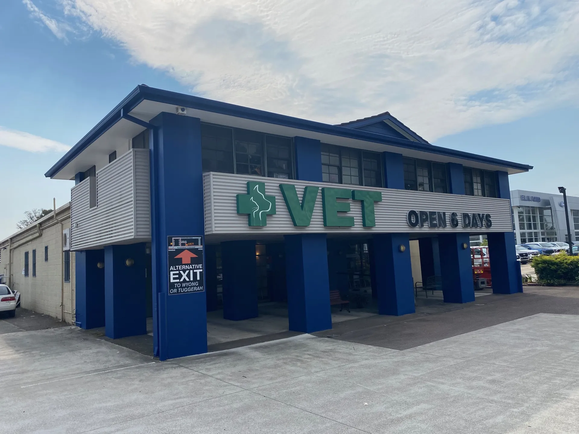 Blue columns and fascia at Greencross Vets Tuggerah after the repaint